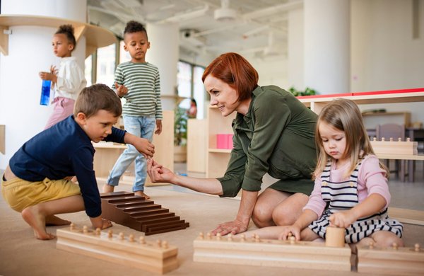 Devenir un expert en éducation innovante avec la méthode montessori